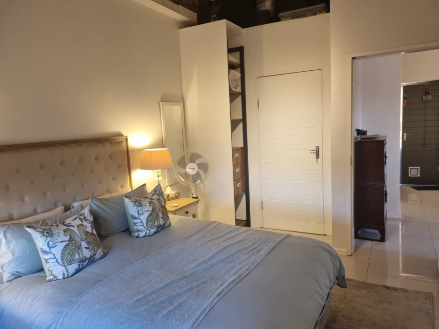 1 Bedroom Property for Sale in Vredehoek Western Cape